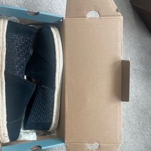 Tom’s Men’s Alpargata embossed rope black slip on. Size 8.5